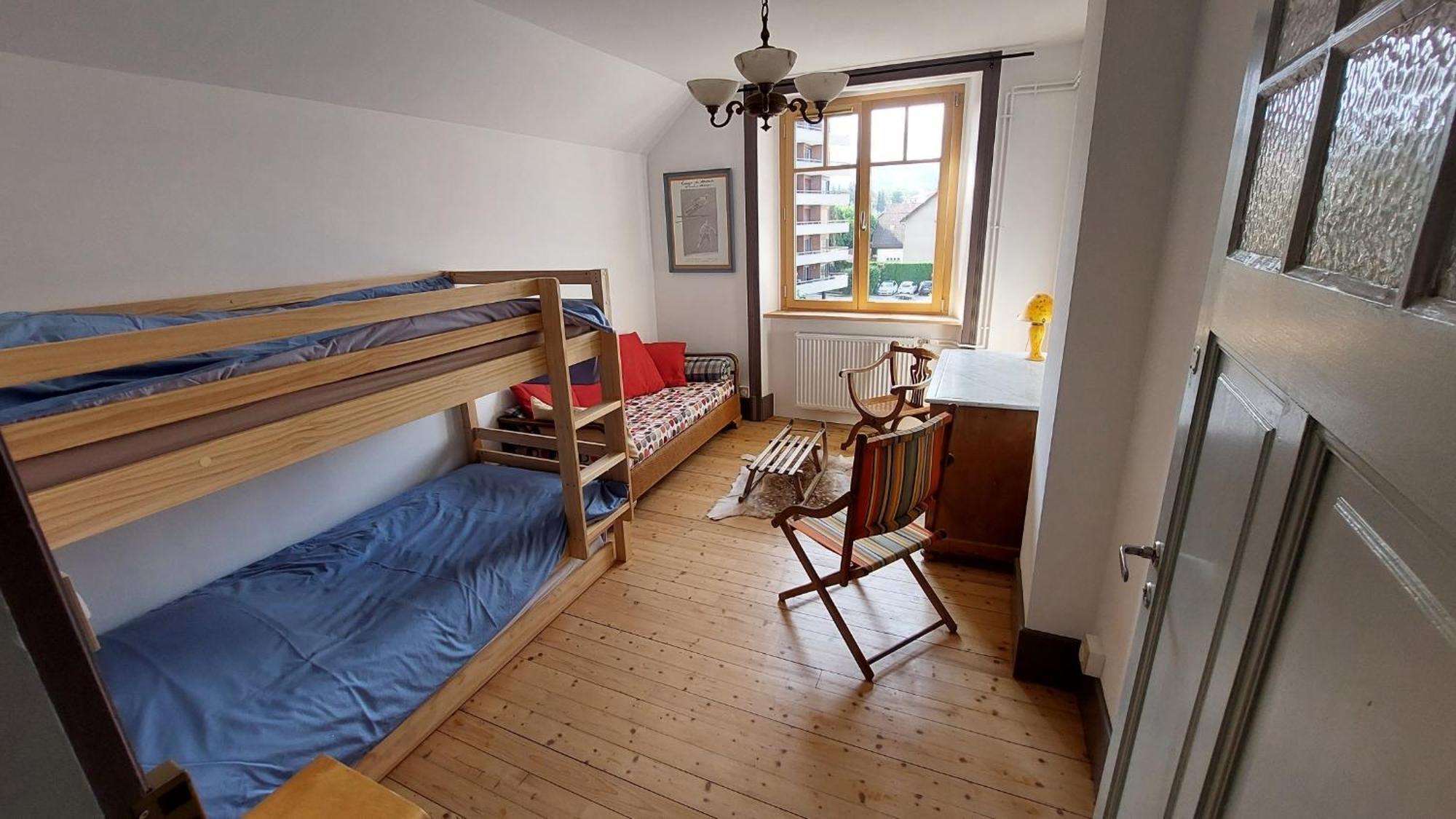 En Maison De *